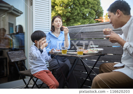 一家人在陽台上幸福地吃飯 一家人在陽台上幸福地吃飯 116620203