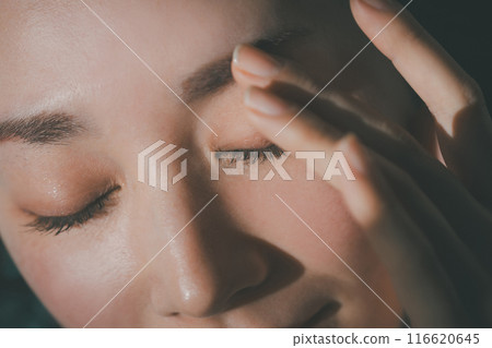 Blend your eyebrows with your fingers 116620645