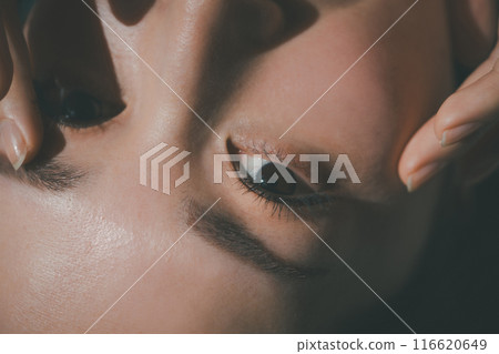 眼睛 目光 女生 116620649