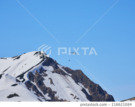 立山黑部阿爾卑斯山路線上的室堂山頂的壯麗景色，初夏的旅遊勝地，以及運送物資的直升機。 116621084