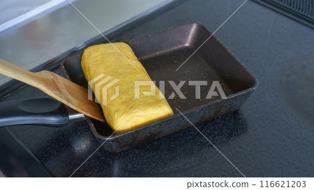 Making tamagoyaki (Japanese rolled egg) - Image of cooking on an induction cooker 116621203