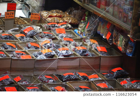 A cat stands guard over the swim bladder (fish glue) of high-quality fish ingredients sold at a high-end dry goods store in West Tokusuke, Hong Kong. A cat stands guard over the swim bladder (fish glue) of high-quality fish ingredients sold at a high-end dry goods store in West Tokusuke, Hong Kong. 116623054