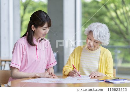 一位高級女性和職業治療師著色的圖像 116623253