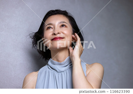 50多歲中年女子的美麗形象 116623390