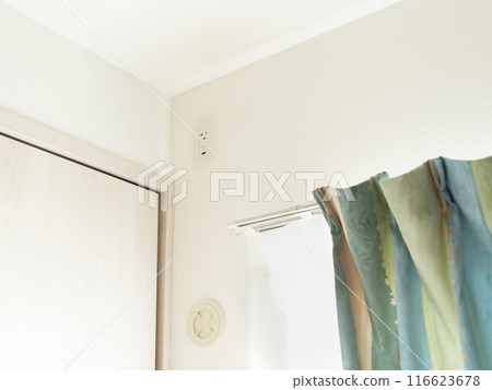 Air conditioner outlet at the top of the wall 116623678
