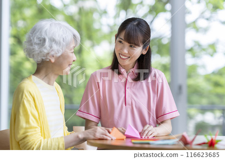 一位資深女性與職能治療師一起做摺紙的圖片 一位資深女性與職能治療師一起做摺紙的圖片 116623685