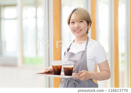 A blonde woman with short hair working at a cafe (free hair color, work in your own style, work environment) 116623770