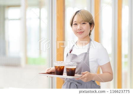 在咖啡館工作的金髮短髮女士（自由髮色、以自己的方式工作、工作環境）） 116623775