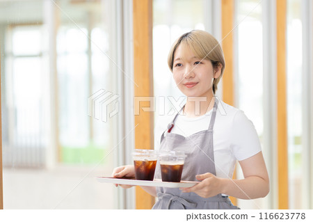 A blonde woman with short hair working at a cafe (free hair color, work in your own style, work environment) 116623778