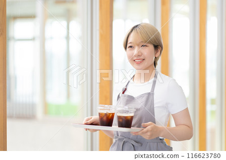 A blonde woman with short hair working at a cafe (free hair color, work in your own style, work environment) 116623780