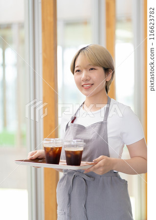 A blonde woman with short hair working at a cafe (free hair color, work in your own style, work environment) 116623782