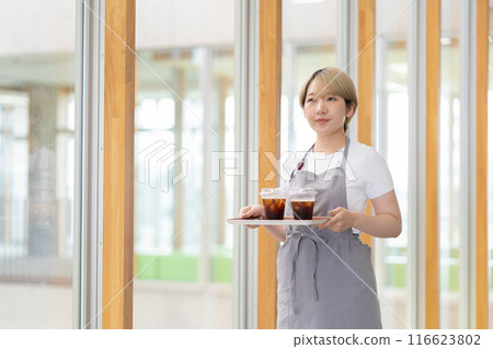 A blonde woman with short hair working at a cafe (free hair color, work in your own style, work environment) 116623802