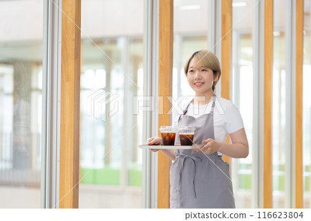 A blonde woman with short hair working at a cafe (free hair color, work in your own style, work environment) A blonde woman with short hair working at a cafe (free hair color, work in your own style, work environment) 116623804