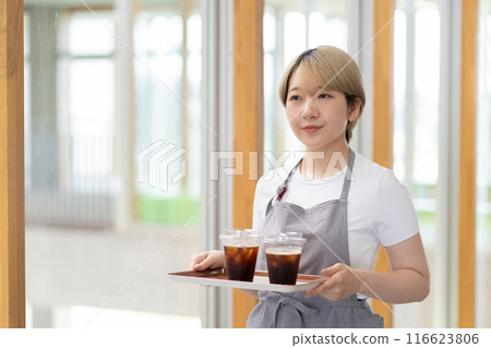 A blonde woman with short hair working at a cafe (free hair color, work in your own style, work environment) A blonde woman with short hair working at a cafe (free hair color, work in your own style, work environment) 116623806