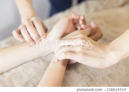 針灸師檢查脈搏 針灸師檢查脈搏 116624314