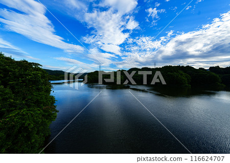 2024年夏天 雲朵掠過布諾米水壩湖，湖面上倒影的變化從日落前到夜景#40 116624707