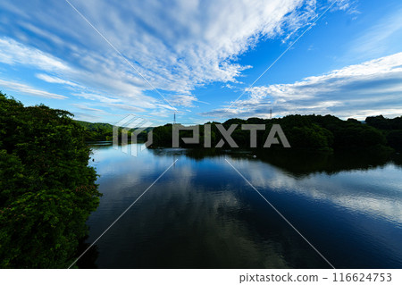 2024年夏季雲朵掠過布諾米水壩湖，湖面上倒影的變化從日落前到夜景＃64 116624753