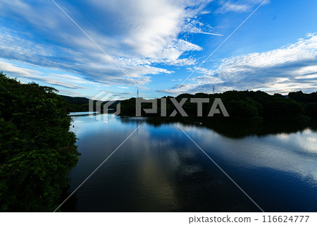 2024年夏天 雲朵掠過布諾米水壩湖，湖面上倒影的變化從日落前到夜景＃77 116624777