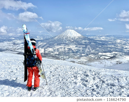 滑雪者從新雪谷安努普利眺望羊蹄山 116624790