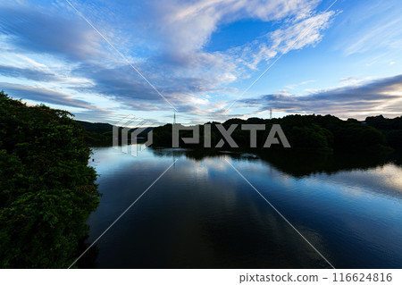 2024年夏季雲朵掠過布諾米水壩湖，湖面上倒影的變化從日落前到夜景＃94 116624816