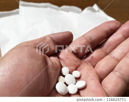Taking medicine (tablets in the palm of the hand) Taking medicine (tablets in the palm of the hand) 116628751