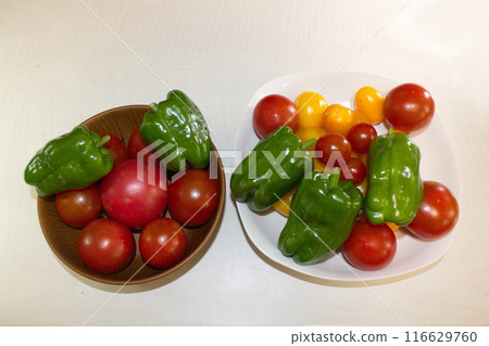 碗裡的新鮮夏季蔬菜 碗裡的新鮮夏季蔬菜 116629760