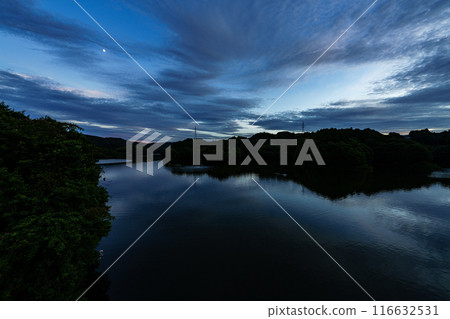 2024年夏季雲朵掠過布諾米水壩湖,湖面上倒影的變化從日落前到夜景#118 2024年夏季雲朵掠過布諾米水壩湖,湖面上倒影的變化從日落前到夜景#118 116632531