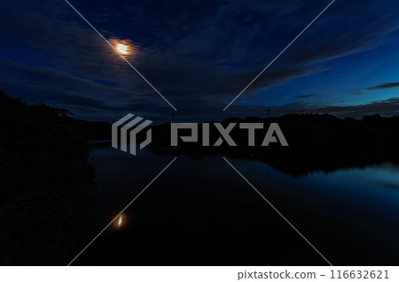 2024年夏季雲朵掠過布諾米水壩湖，湖面上倒影的變化從日落前到夜景#153 116632621