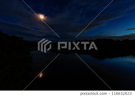 2024年夏季雲朵掠過布諾米水壩湖，湖面上倒影的變化從日落前到夜景＃154 116632623