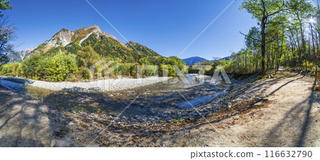 秋天的上高地,明神山和梓川的全景【長野縣松本市】 秋天的上高地,明神山和梓川的全景【長野縣松本市】 116632790