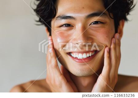 一個皮膚美麗的日本男人把手放在臉頰上的肖像（美麗、光澤、透明度） 116633236