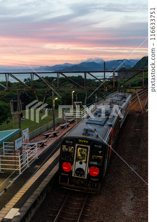 黃昏時分，肥薩橙鐵道HSOR-100從車站出發 116633751