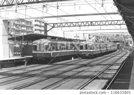 興建中的京急、鮫津站,1057等特急列車等待通過,1207等特快列車經過,1982年3月22日 興建中的京急、鮫津站,1057等特急列車等待通過,1207等特快列車經過,1982年3月22日 116633805