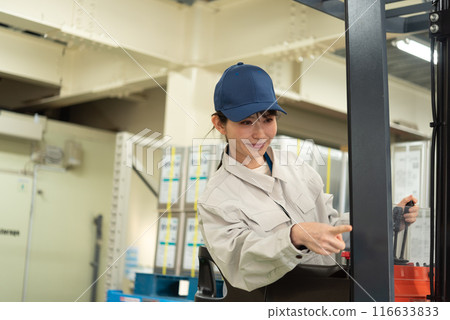 Female engineer inspecting a forklift 116633833