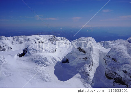 冬天的鳥海山和月山頂被白雪覆蓋的岩體 116633901