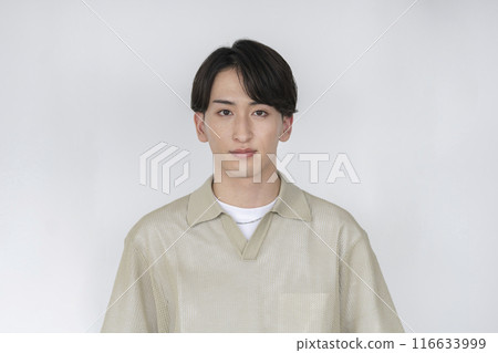 Portrait of a young man looking at the camera 116633999