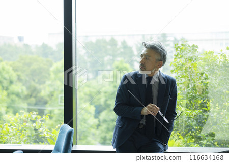 窗邊的白髮商人 窗邊的白髮商人 116634168