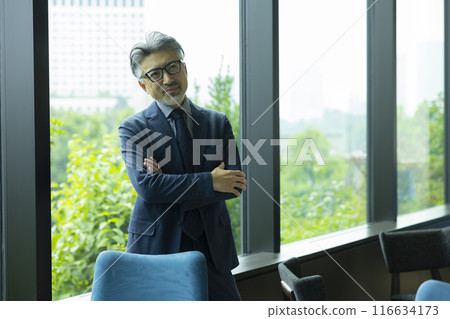 窗邊的白髮商人 116634173