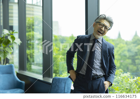 窗邊的白髮商人 116634175