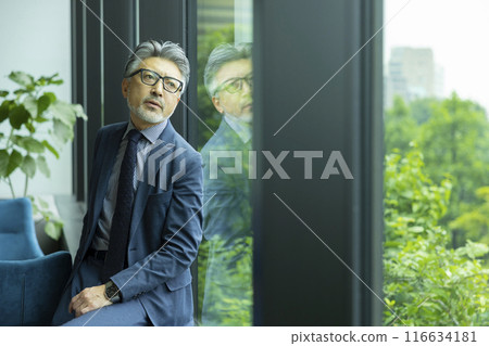 窗邊的白髮商人 116634181