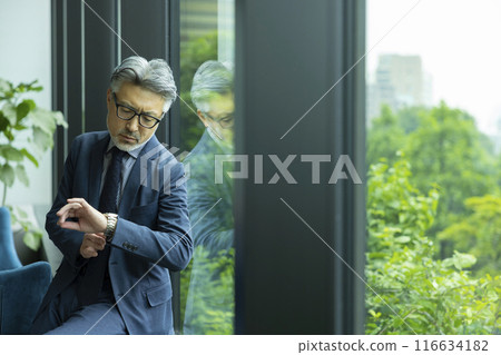 窗邊的白髮商人 116634182