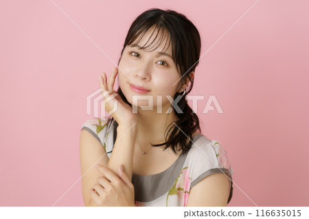 粉紅色背景的年輕女子的肖像 116635015