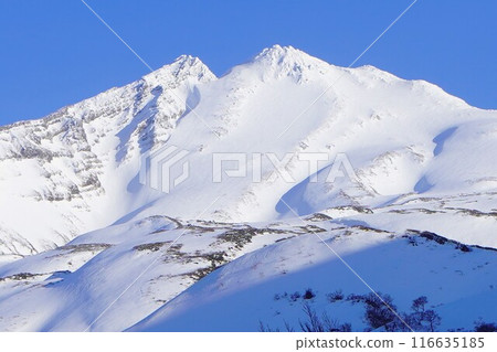 從雪原看冬天的鳥海山新山 116635185