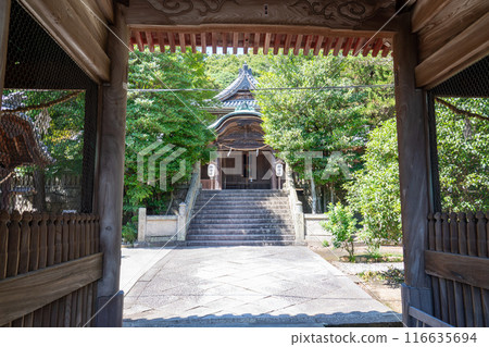 Early autumn in Sakae, the worship hall seen through the Zuishinmon Gate, Ako City, Hyogo Prefecture Early autumn in Sakae, the worship hall seen through the Zuishinmon Gate, Ako City, Hyogo Prefecture 116635694