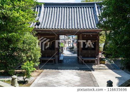 Early autumn in Sakae, Zuishinmon Gate and approach to the shrine, Ako City, Hyogo Prefecture 116635696