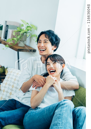 放鬆在客廳的一對年輕夫婦 116636048