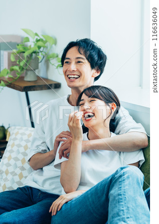 放鬆在客廳的一對年輕夫婦 116636049