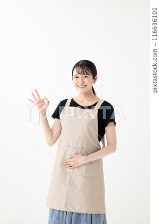 圍裙的女人 OK 標誌 圍裙的女人 OK 標誌 116636101