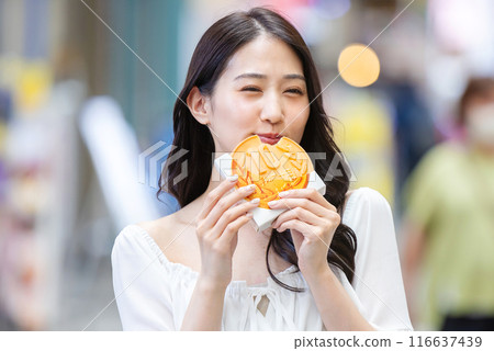 一位年輕女子在觀光時吃飯 116637439