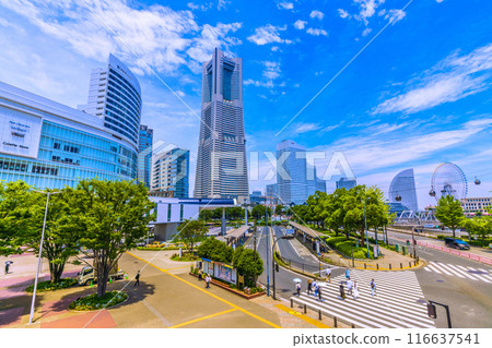 日本橫濱城市景觀 港口未來景觀,包括橫濱地標塔,夏日的天空從櫻木町站前展開 日本橫濱城市景觀 港口未來景觀,包括橫濱地標塔,夏日的天空從櫻木町站前展開 116637541